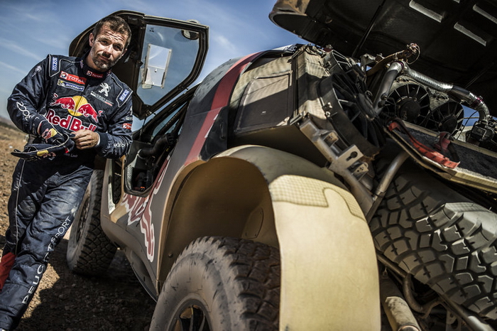 Dakar-2016-peugeot-2008-dkr15